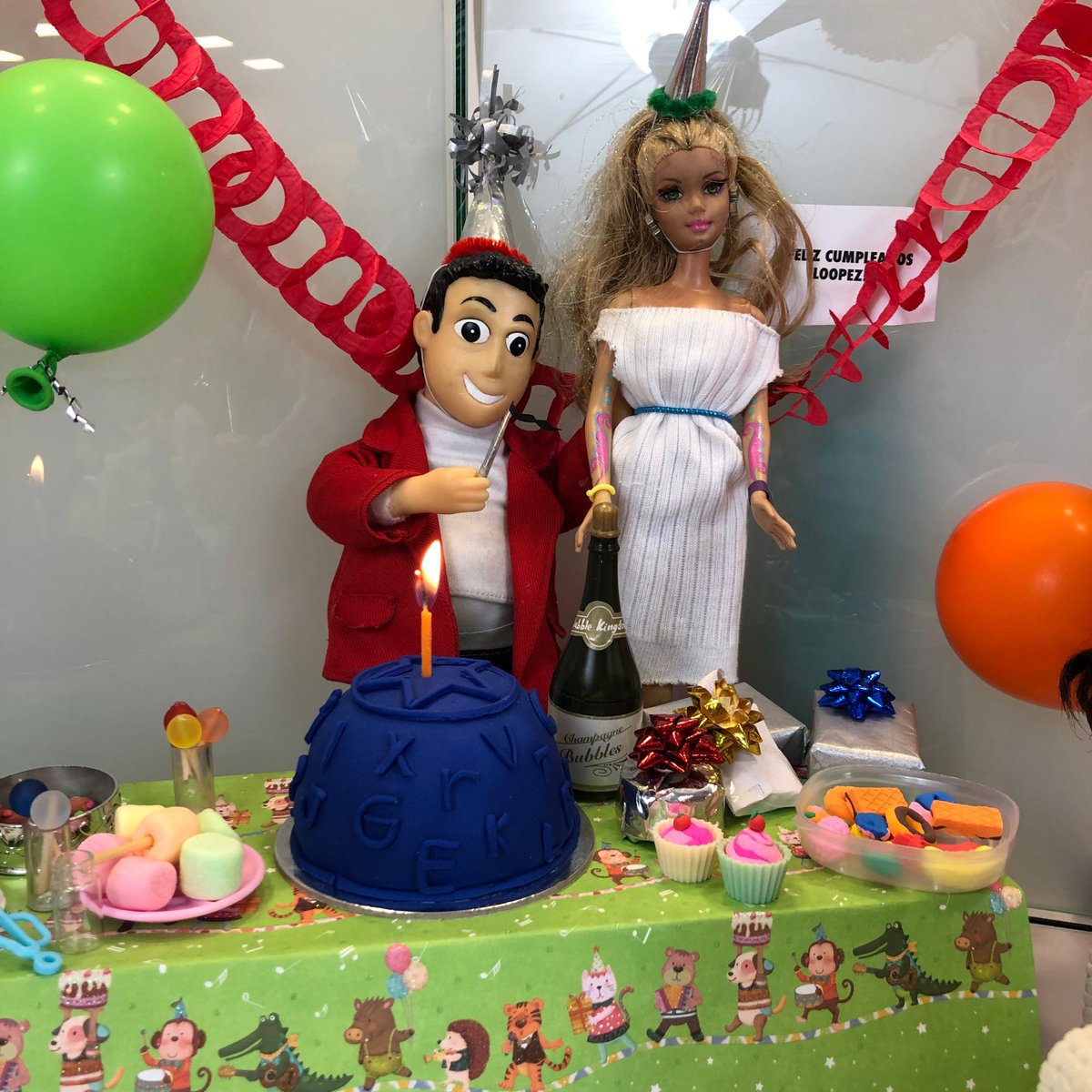 lopezandres's tweet photo. [Video] https://t.co/ecUhg36pLW
Celebración que le hicieron los amigos a #Loopez en el cumpleaños 🎉🎊🎂🍻🎁👏, estaba Natalia, Acuaman, Max y muchos más😆😆😆. #ACómoMeDejaElQueso ¿💵🧀? 💸⚖️
#15añosdeLaPelotadeLetras https://t.co/c2yLTcDYp6