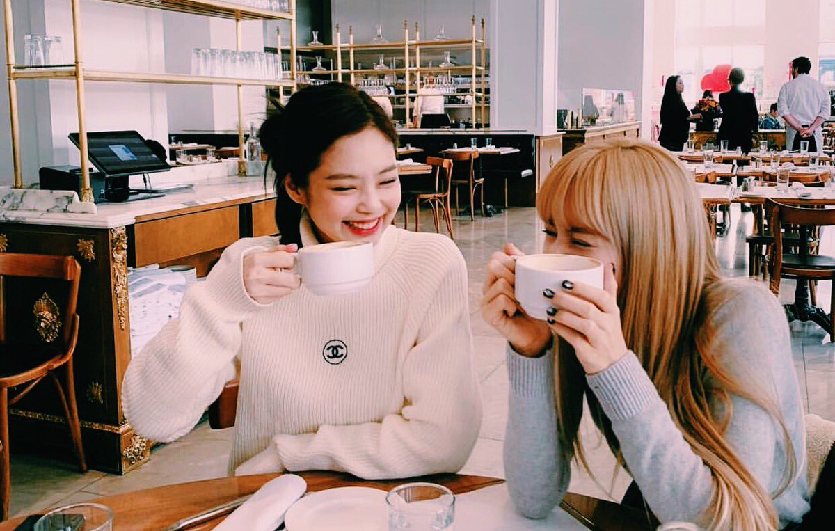 saekkamagwi's tweet photo. SWITCHED // JENLISA AU

where Lisa and Lili are twins. Lili was in a LDR with Jennie. When Jennie comes back from France, Lili falls in a coma. Due to Lili’s personal request, Lisa pretends to be Lili and dates Jennie. 

“Pa’no ba manuyo?”
“Shit, this Jennie is way too cuddly.” https://t.co/saEIhln1So
