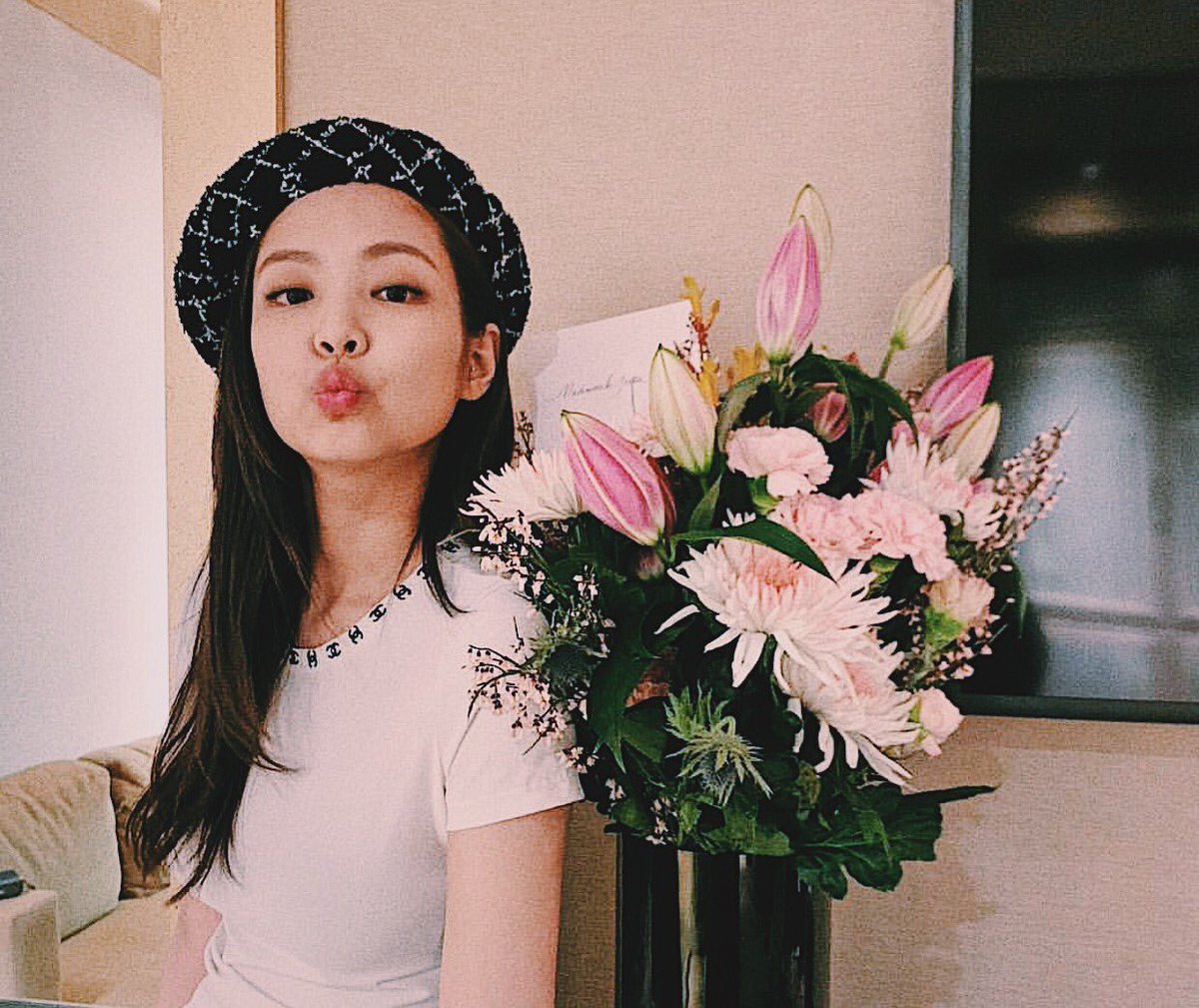 saekkamagwi's tweet photo. SWITCHED // JENLISA AU

where Lisa and Lili are twins. Lili was in a LDR with Jennie. When Jennie comes back from France, Lili falls in a coma. Due to Lili’s personal request, Lisa pretends to be Lili and dates Jennie. 

“Pa’no ba manuyo?”
“Shit, this Jennie is way too cuddly.” https://t.co/saEIhln1So