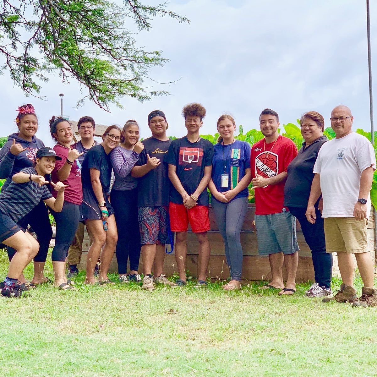 Lunalilo_Home's tweet photo. Mahalo to the haumana of Na Pua No’eau, Malama ‘Aina for coming out to work in the mala despite the stormy weather today.  #napuanoeau #alohaaina #LunaliloHome #notafraidofrain #kalo https://t.co/hn2N36XBiY