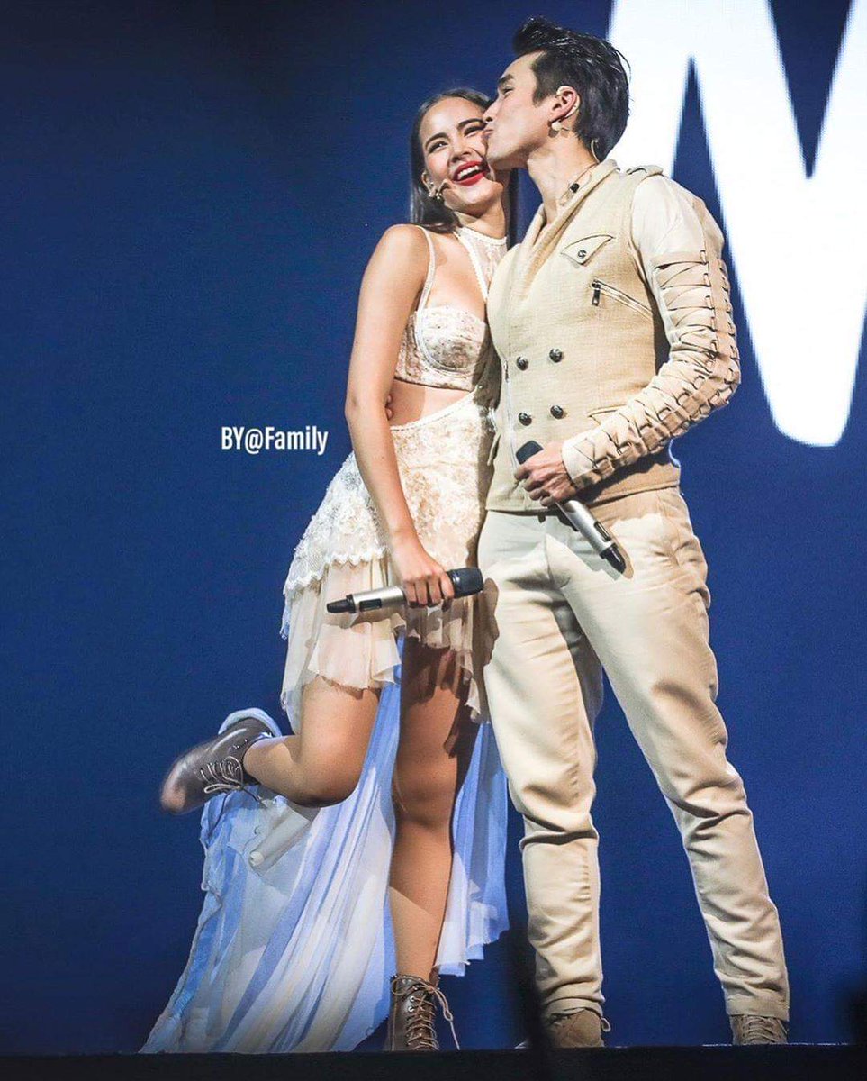 iamvivsss's tweet photo. And indeed.. There was a pasabog nung concert. 😊 I'll never forget paano nagwala yung buong venue during that "Teeruk khun phom" moment. Haha! Haaaayyy NY, forever our fave lovebirds. 😘😍❤ #TheRealNadechConcert #NadechYaya #ณเดชน์ญาญ่า #RealNotJustReel https://t.co/kKt6vw6oPV