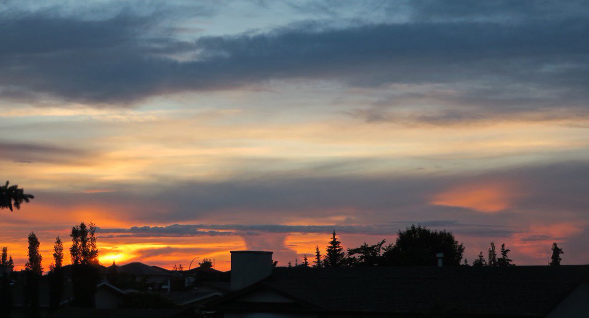 photo57's tweet photo. Over the rooftops, after the storm #yegwx #albertasunset https://t.co/4vCvqKrdPN