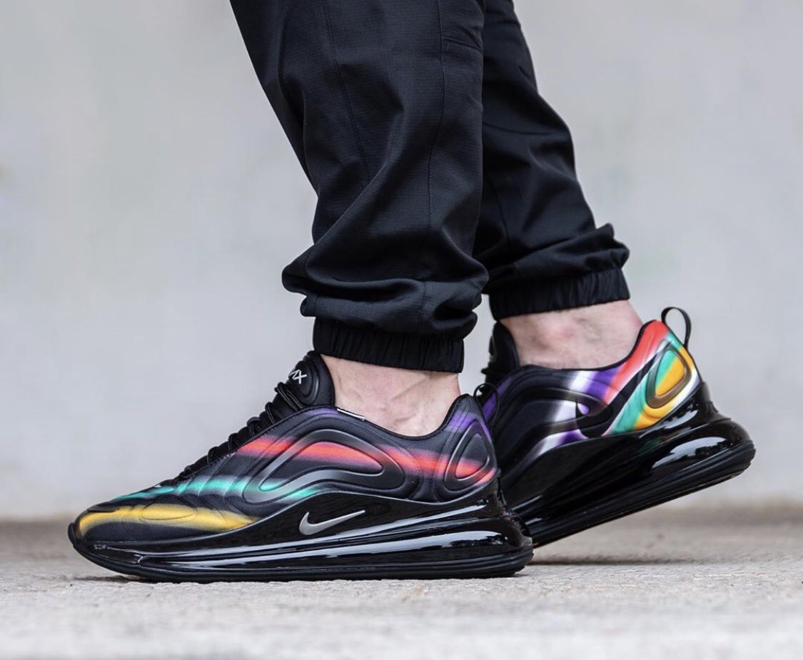 nike air max 720 black university gold