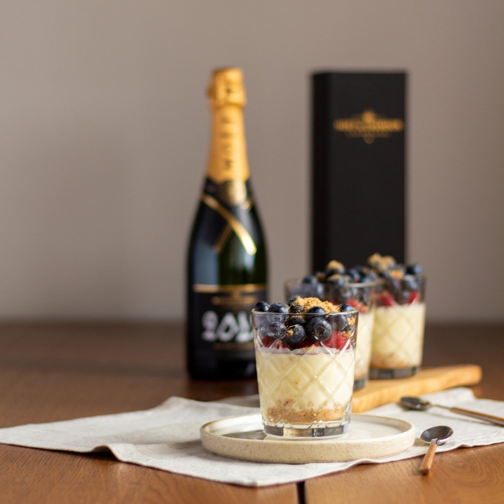 🍾 Man soll die Feste feiern, wie sie kommen. Auch wenn man nichts zu feiern hat, kann man es trotzdem tun. Deswegen möchte ich euch heute mit einem ganz besonderen Dessert verwöhnen: Champagner Cheesecake im Glas! #champanger #cheesecake #dessert #nobake #werbung @MillesimaDE