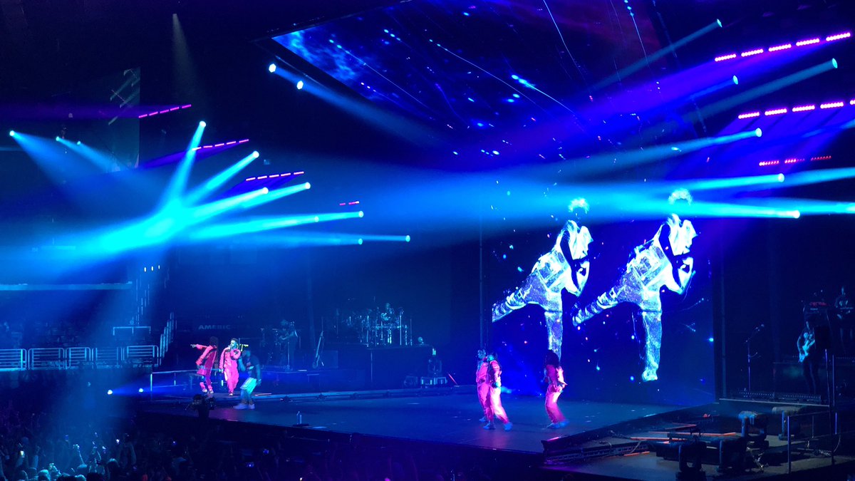 igorlen's tweet image. Khalid at Staples Center, Los Angeles! This house is lit!