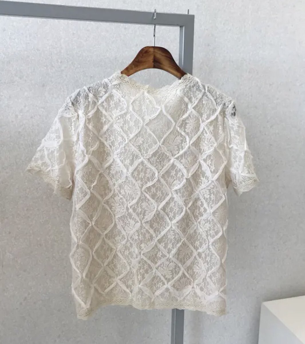 AzcollectO's tweet photo. フェイクパールがおしゃれな総レースブラウスです。

お袖やVネックのスカラップのカッティングなど、細かいディティールにも���だわった可愛い大人女性に似合う一枚です💕

詳細はこちら💁‍♂️
https://t.co/yzcgFP7BOi https://t.co/81GtJhU8tc