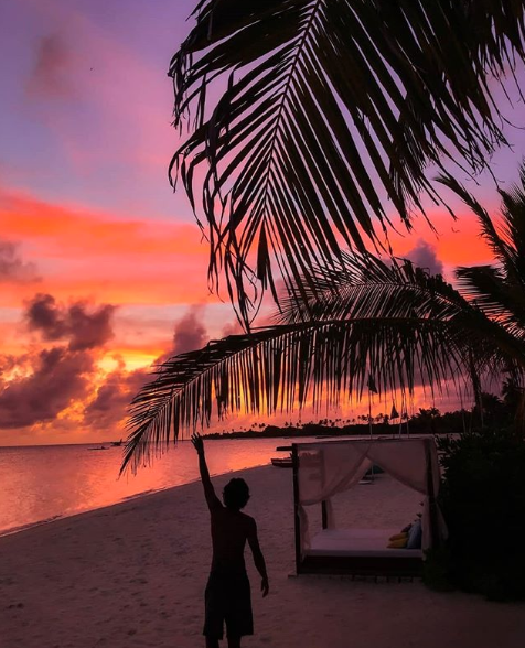 Palm trees , sand in feet , cabanas &amp; these magical colors in the sky! What an unforgettable sight! 😍
.
.
.
📷 : misterislanderr

#IslandLiving #Atmoskani #sunset #beach #sky #vacation #travel #Maldives