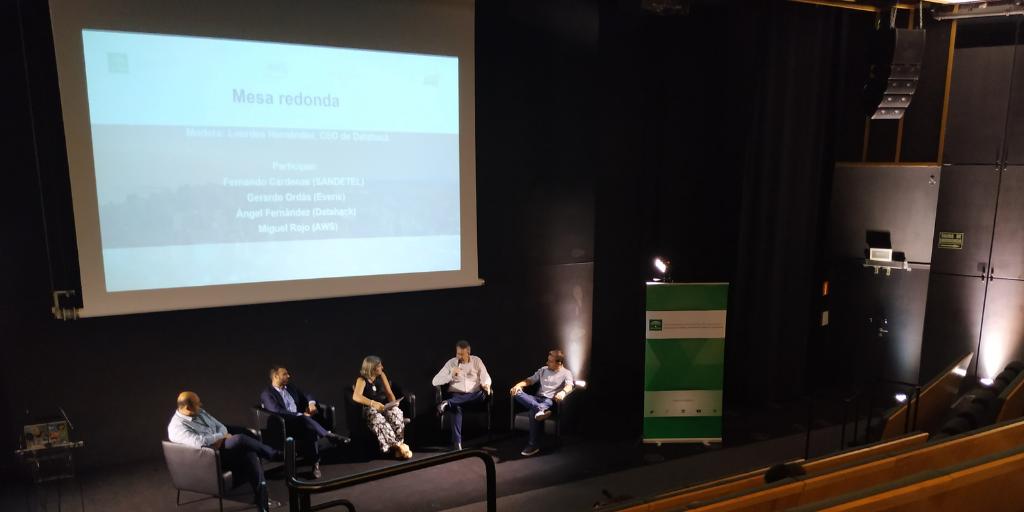OpenDataAnd's tweet photo. Después de una primera parte con las ponencias de @jday11on @AngelFerV y @MiguelRojoRossi continuamos en #TechDayDATA con esta interesante mesa redonda de expertos del sector público y privado moderada por @lhvozmediano, CEO de @datahack_ https://t.co/hRWthJUAwt
