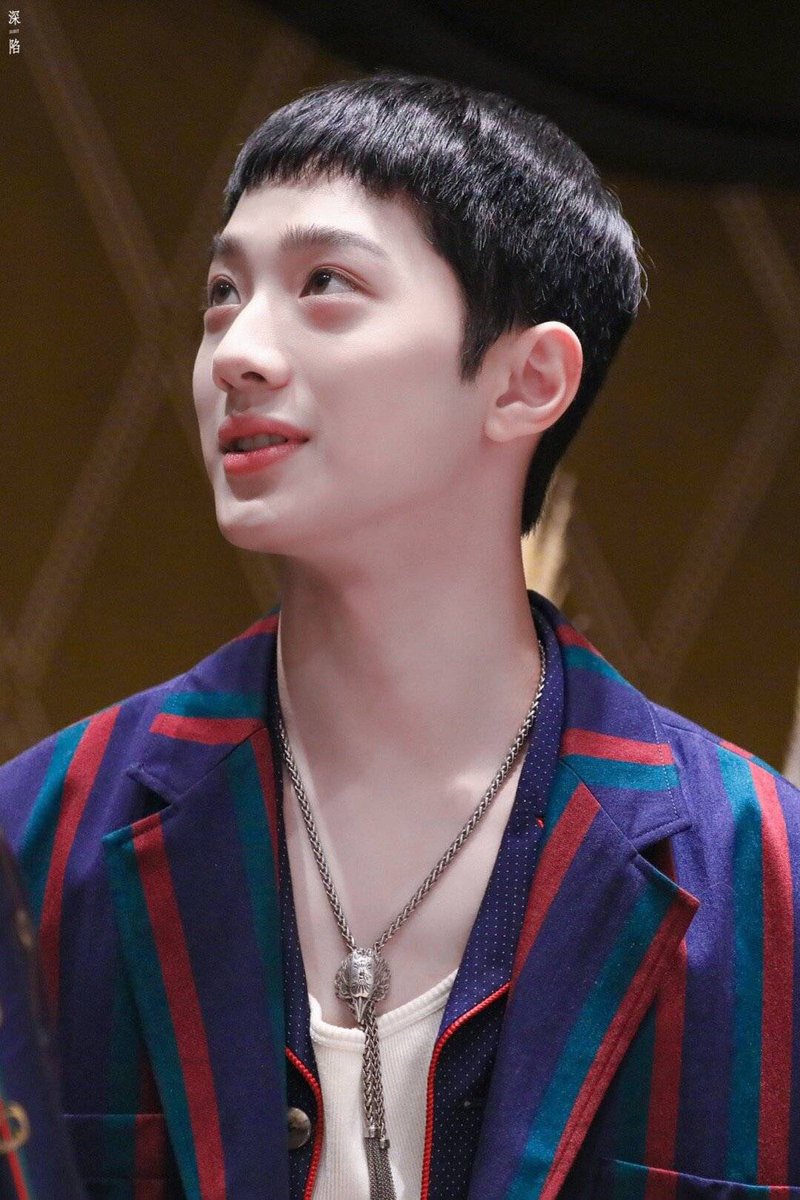 #라이관린 까만밤토리 너무 귀여운데 이목구비 완벽해