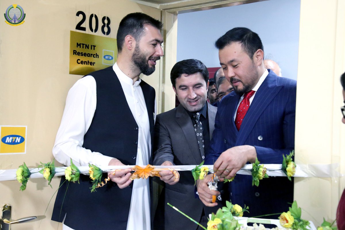 MFahimHashimi1's tweet photo. اشتراک در افتتاح مرکز تحقیقاتی تکنالوژی معلوماتی در انستیتوت تکنالوژی معلوماتی که این لابراتوار به هزینه 80 هزار دالر امریکایی شرکت MTN ساخته شده امروز رسما به انیستیتیوت تکنالوژی معلوماتی و مخابراتی تسلیم گردید. https://t.co/RUTwe1H2sI