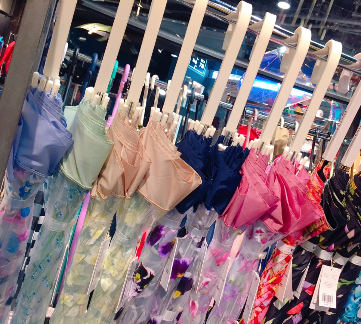 渋谷ロフト בטוויטר 丸みがかわいい Plantica Wpc 雨が降ってきましたね フラワーアート ユニット プランティカ と Wpc のコラボレーションの ビニール傘 のご紹介 丸みのあるふんわりとした ドーム型の傘で 散りばめられた花柄が特徴的