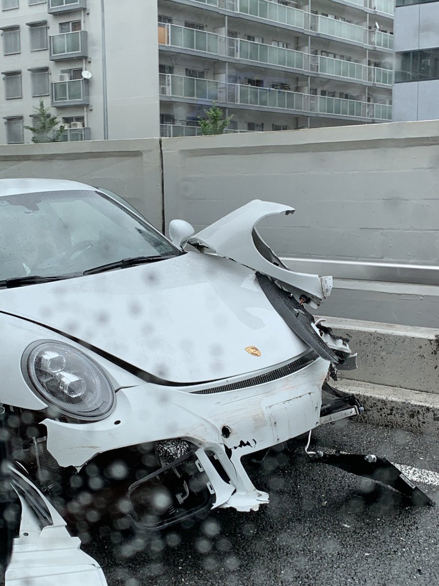ট ইট র たー 新御堂筋 ポルシェ事故 アクセを踏み過ぎてリアが流れてスピン笑へたくそが良くする事故 特に外車は良くあるね笑 ポルシェ Osaka 新御堂 外車 スポーツカー