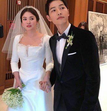 KdramaJunkie_'s tweet photo. Will I see you again?
I’m standing in front of destiny
That has passed me by again
Was it a dream that we couldn’t wake from?
You’re getting farther away and I couldn’t tell you
Not even once
I love you
--Once Again, Mad Clown &amp; Kim Na Young 
(DOTS OST) #SongSongCouple https://t.co/bg4820NZ5X