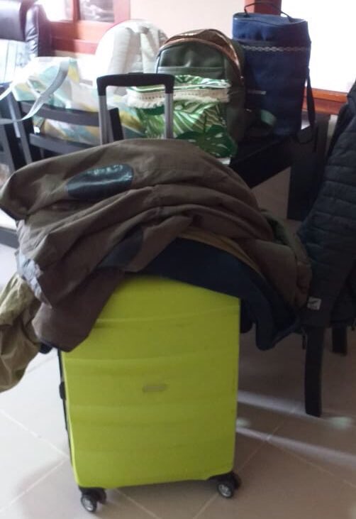Anoche aprox 23hs me rompieron el auto para robarme la rueda de auxilio y de paso me robaron esta valija en Julián Álvarez y Soler, CABA. ADENTRO TENÍA EL CERTIFICADO DE DEFUNCIÓN DE MI PAPÁ.
AYUDENME COMPARTIENDO, CAPAZ ALGUIEN VIO ALGO O ENCONTRÓ LA VALIJA😢