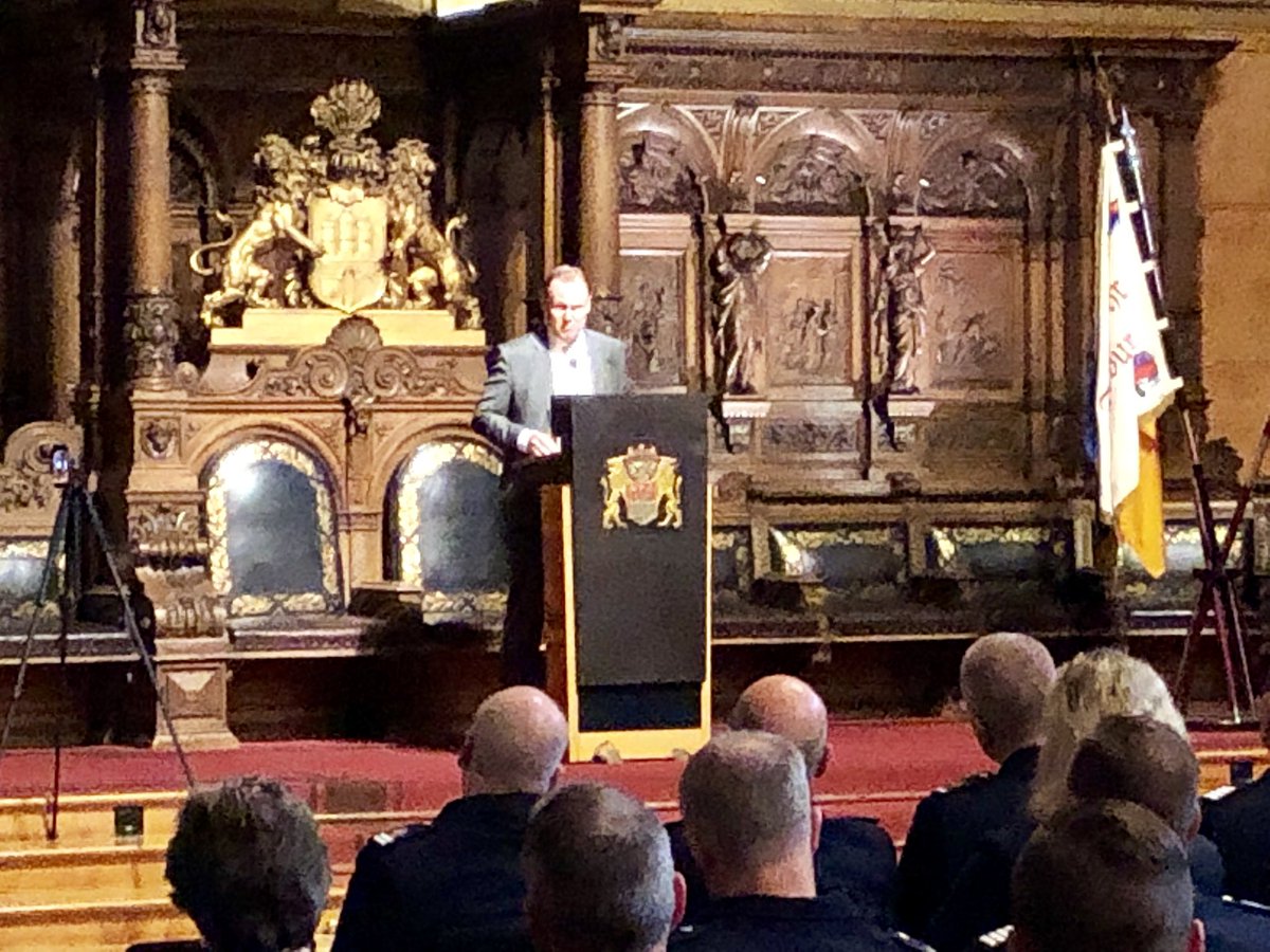 Feuerwehr Hamburg On Twitter Der Prases Der Behorde Fur Inneres Und Sport Andygrote Spricht Seine Willkommensgrusse An Die Neuen Kollegen Und Kolleginnen Ihr Seid Herzlich Willkommen In Der Familie Der Feuerwehr Hamburg