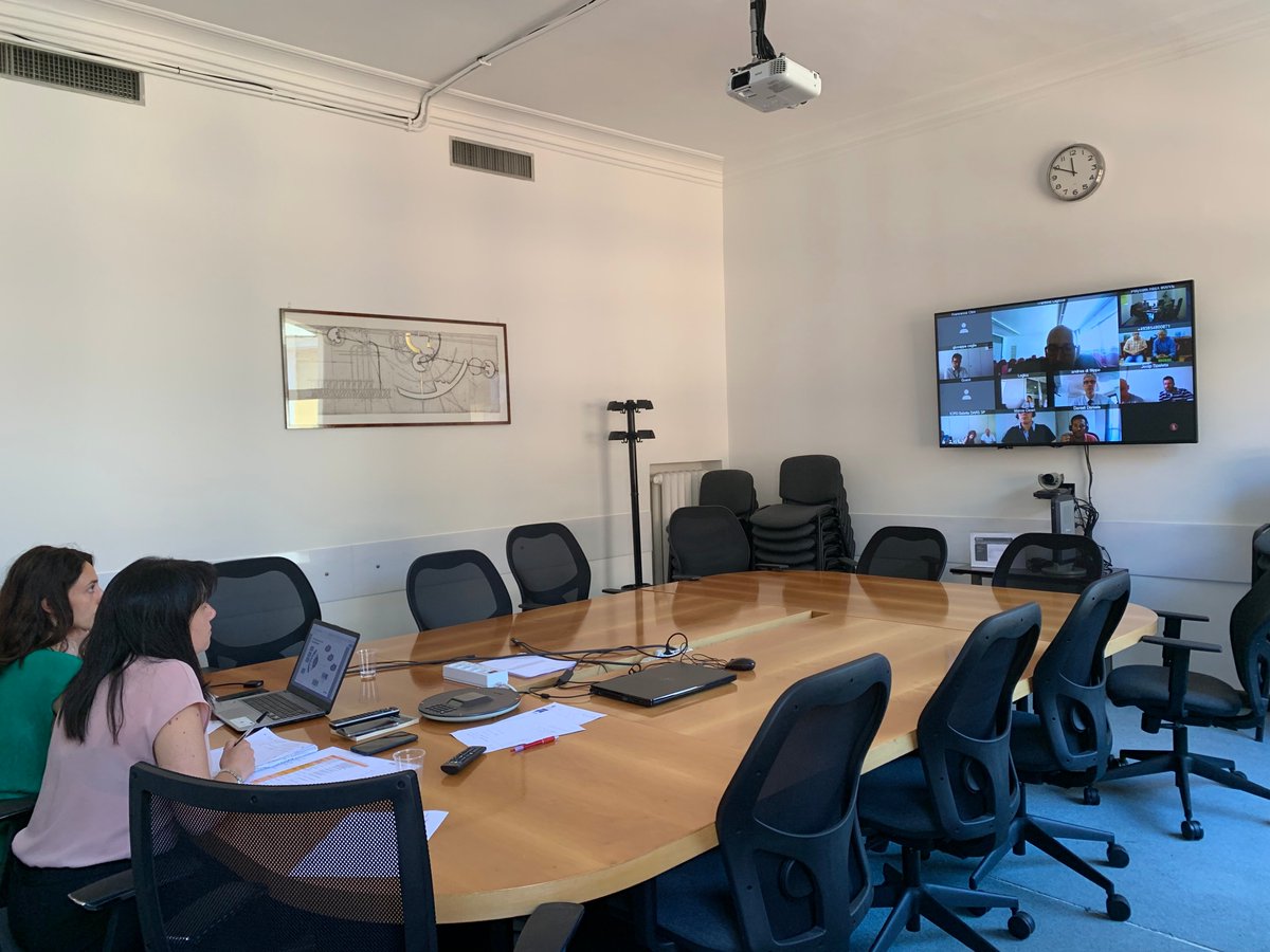 AssinterItalia's tweet photo. In corso la Sessione Tecnica su #HybridCloud 💻☁️e le sue opportunità con @Gartner_inc, @Lispalombardia, @InsielSpa, @infocamere, @TnDigit per 🇮🇹 e @dvz_mv, @brz_gmbh, #BIT, @Logius_minbzk e #APISIT per 🇪🇺
Info 🇮🇹👉https://t.co/FCtHRw2uvx
Info 🇬🇧👉https://t.co/RPnDVOwrEm https://t.co/byQb5crnSz