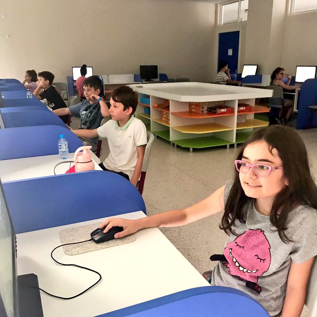 trakya_koleji's tweet image. Yazokulu öğrencilerimiz robotik kodlama dersinde scratch 3.0 kodlama yazılımını öğreniyorlar.. #yazokulumuseviyorum #robotikkodlama #robotrak #yazokulu #scratch #kodlamaeğitimi #trakyakoleji #mutluçocuklar #mutlugençler #mutluveliler #okulumikincievim #🌈 #😎@trakya_koleji