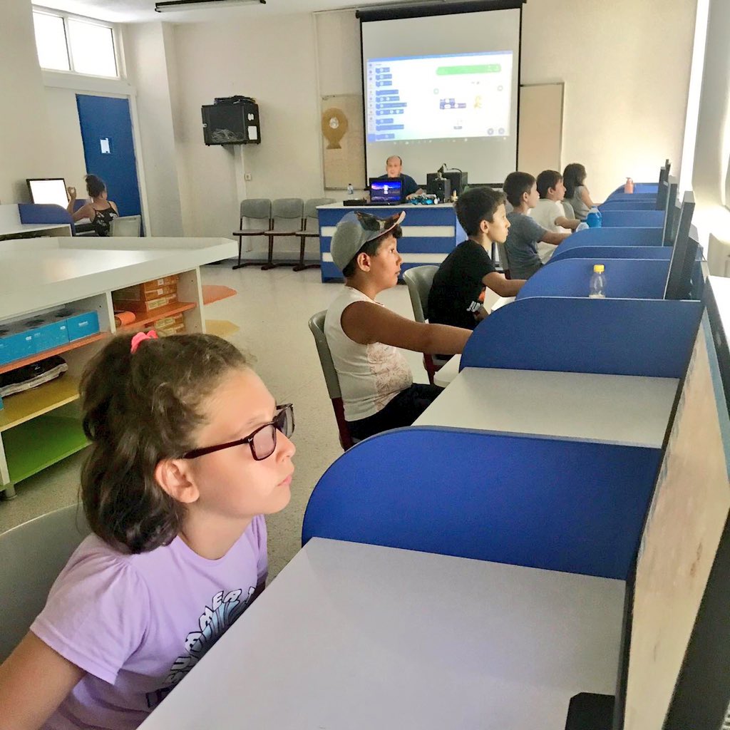 trakya_koleji's tweet image. Yazokulu öğrencilerimiz robotik kodlama dersinde scratch 3.0 kodlama yazılımını öğreniyorlar.. #yazokulumuseviyorum #robotikkodlama #robotrak #yazokulu #scratch #kodlamaeğitimi #trakyakoleji #mutluçocuklar #mutlugençler #mutluveliler #okulumikincievim #🌈 #😎@trakya_koleji