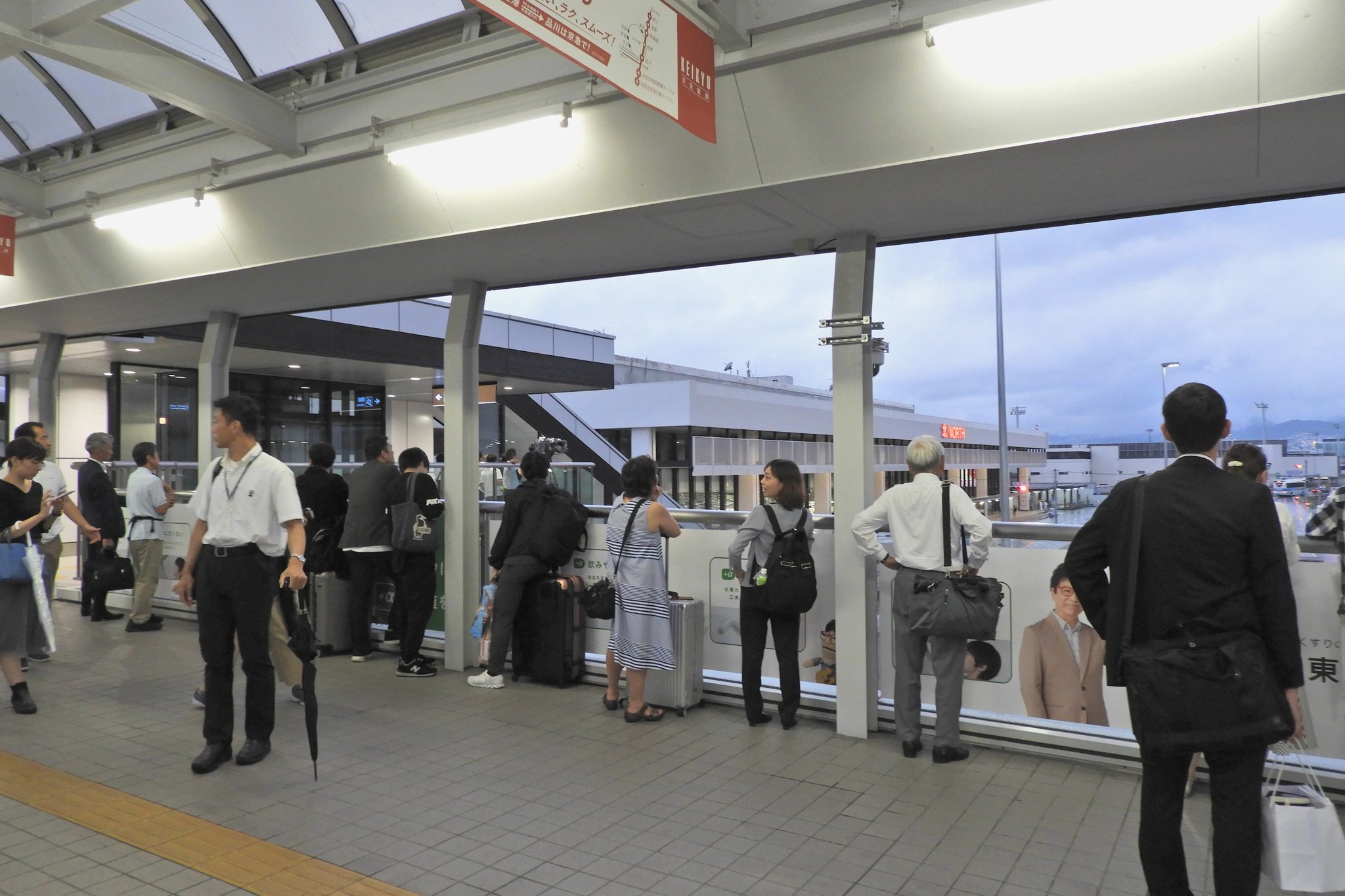 ヴィヨンド トランプ大統領が伊丹空港袖からリムジンで出ていくかと待ち構えてましたが空振り 上空からの護衛のヘリコプター T Co Wqjuljhox8 Twitter