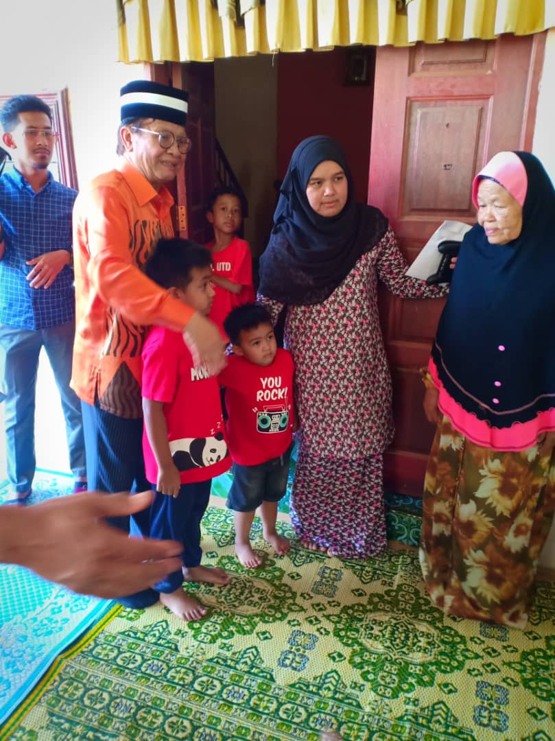 Program lawatan singkat Tim Menteri KKR ke <a href="/JKRPAHANG/">JKR PAHANG</a>  dgn sessi taklimat Dato' Pengarah JKR Pahang, perjumpaan dgn staf, lawatan ke projek jambatan ke 2 di Tg Lumpur dan ziarah rumah keluarga arwah mangsa kemalangan staff <a href="/JKREJohor/">Caw. Kejuruteraan Elektrik Negeri Johor</a> di Bkt Goh Kuantan <a href="/ckepahang/">CKE JKR Pahang</a>  <a href="/JKRElektrik/">Cawangan Kejuruteraan Elektrik Ibu Pejabat</a>