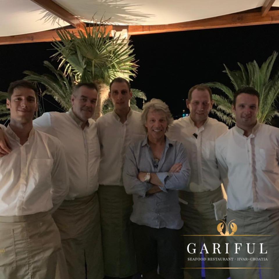 BonJovi_Russia's tweet image. Находясь с семьёй на отдыхе в Хорватии, Джон Бон Джови посетил ресторан морской кухни "Гарифул" @HvarGariful на острове Хвар. 26 июня 2019 года instagram.com/p/BzL_EToFHis