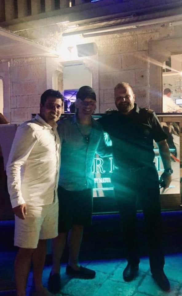 BonJovi_Russia's tweet image. Находясь с семьёй на отдыхе в Хорватии, Джон Бон Джови посетил ресторан морской кухни "Гарифул" @HvarGariful на острове Хвар. 26 июня 2019 года instagram.com/p/BzL_EToFHis