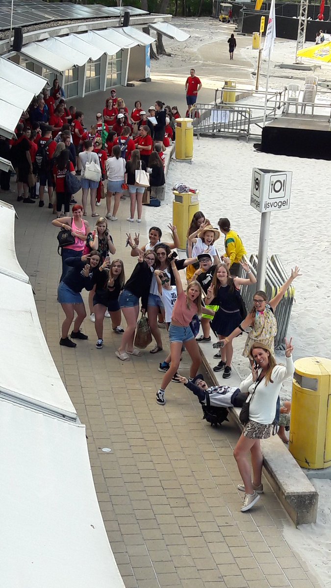 TCls12's tweet photo. Eerste enthousiaste festivalgangers gearriveerd! #25jaarPZR #PZR2019 https://t.co/jbZPOlzlP8
