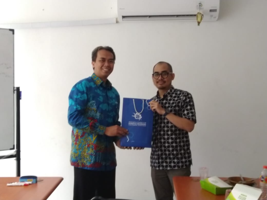 rcbe_ui's tweet photo. Kunjungan RCBE ke Fakultas Teknik Mesin dan Dirgantara ITB, disambut oleh Dr.Eng Sandro Mihradi dari Biomechanics Research Group, kelompok keahlian Perancangan Mesin FTMD ITB https://t.co/HSakFkh195