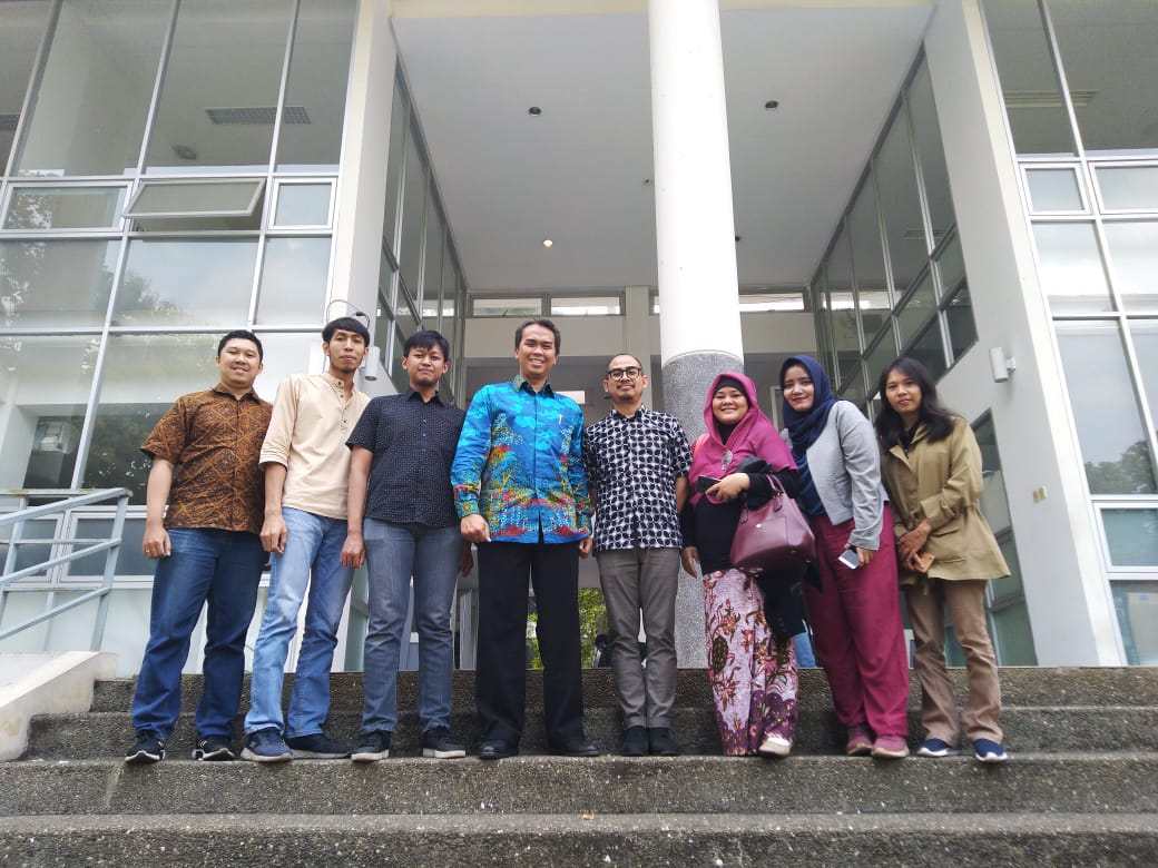 rcbe_ui's tweet photo. Kunjungan RCBE ke Fakultas Teknik Mesin dan Dirgantara ITB, disambut oleh Dr.Eng Sandro Mihradi dari Biomechanics Research Group, kelompok keahlian Perancangan Mesin FTMD ITB https://t.co/HSakFkh195