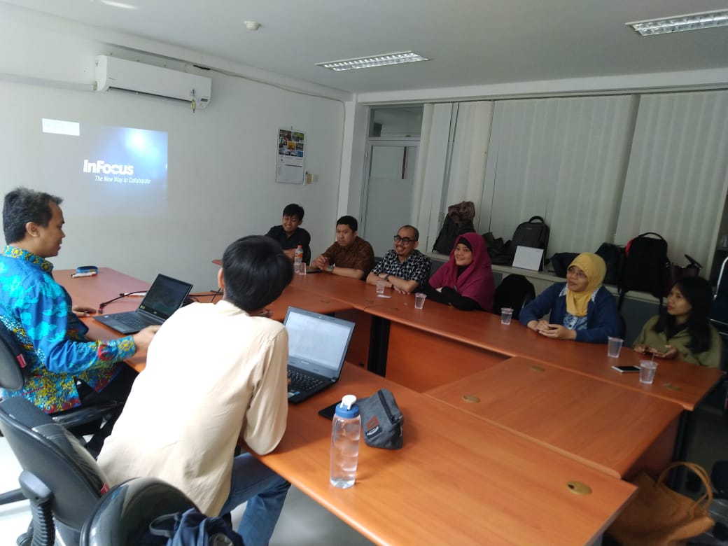 rcbe_ui's tweet photo. Kunjungan RCBE ke Fakultas Teknik Mesin dan Dirgantara ITB, disambut oleh Dr.Eng Sandro Mihradi dari Biomechanics Research Group, kelompok keahlian Perancangan Mesin FTMD ITB https://t.co/HSakFkh195