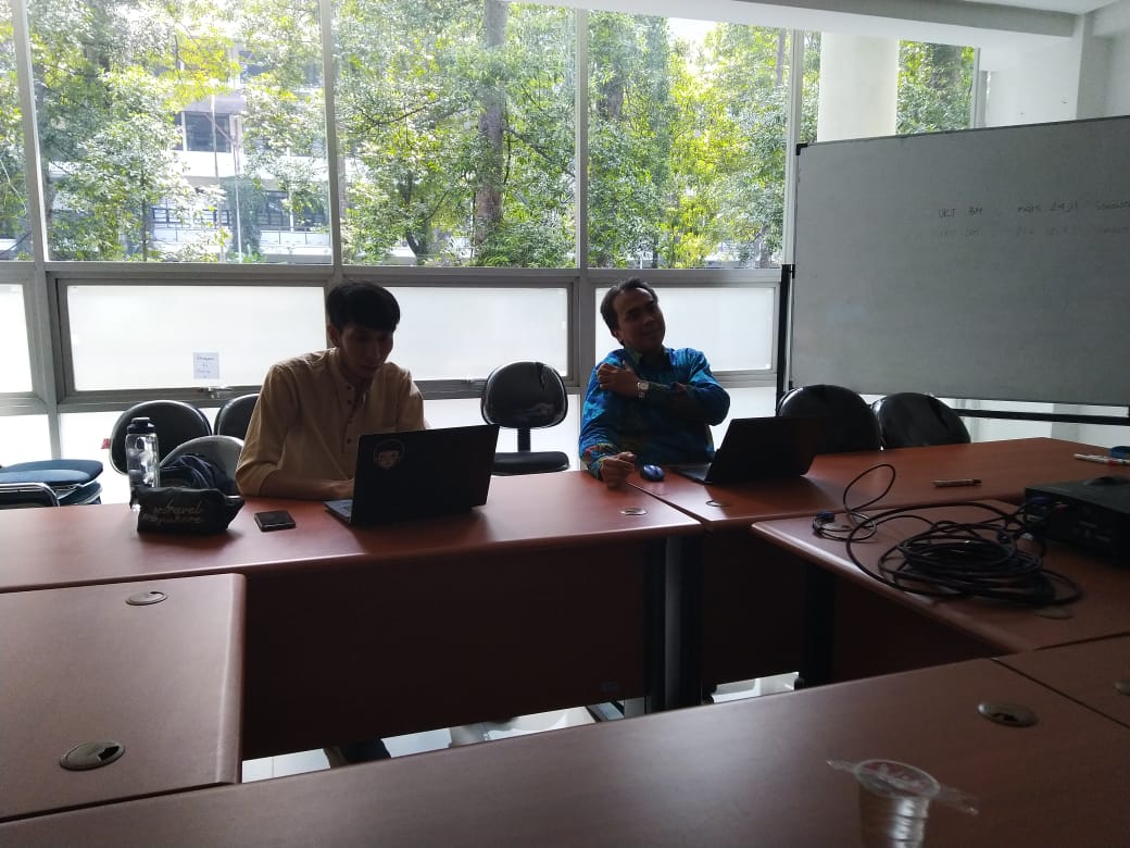 rcbe_ui's tweet photo. Kunjungan RCBE ke Fakultas Teknik Mesin dan Dirgantara ITB, disambut oleh Dr.Eng Sandro Mihradi dari Biomechanics Research Group, kelompok keahlian Perancangan Mesin FTMD ITB https://t.co/HSakFkh195