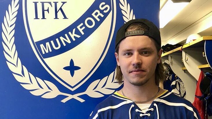 LARSEN REDO FÖR COMEBACK! 💥 Den 21-årige forwarden missade hela förra säsongen på grund av skada. Nu är en revanschsugen Daniel Larsen klar för comeback! Läs mer på laget.se/ifkmunkforshoc… 👍🏼💙
