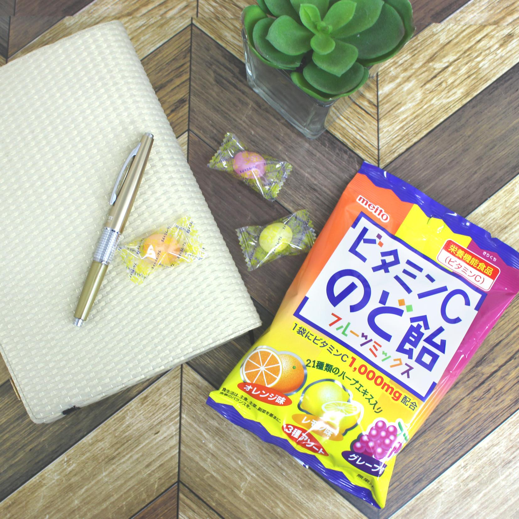 名糖産業株式会社 Meito 公式 夏場もエアコンで喉が乾燥しているって知っていましたか ビタミンcのど飴 フルーツミックス は オレンジ レモン グレープ3種類の味を詰め合わせたのど飴 オフィスのエアコンや 通勤の電車での冷房など 乾燥して