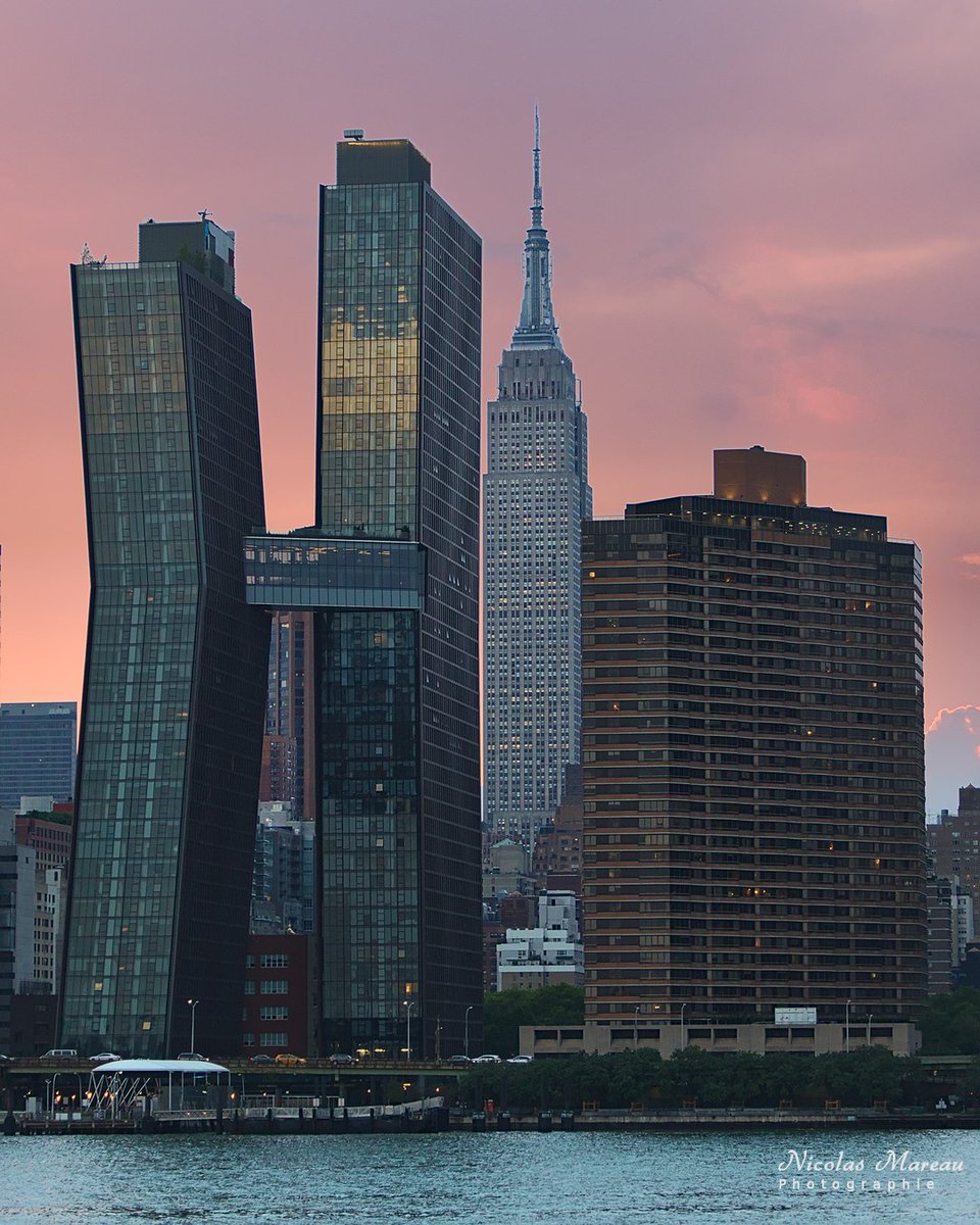 NicolasMareau's tweet photo. American Copper Buildings (K Building) &amp; Empire State Building - NewYork

#JeudiPhoto #NewYork #NewYorkCity #Manhattan #KBuilding #EastRiver #Sunset https://t.co/fuR2xuAlXj