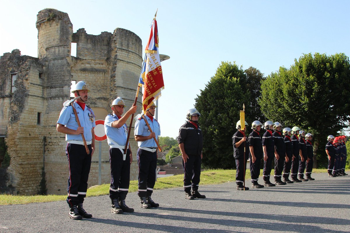 SDIS17's tweet photo. [passation de commandement]  
Moment solennel au centre de secours de #Montguyon Passation de commandement en présence des personnels du centre, du sous-préfet et des élus. Le commandant Gay passe la main au lieutenant Léger, non sans émotion. https://t.co/WekOkTLwgD