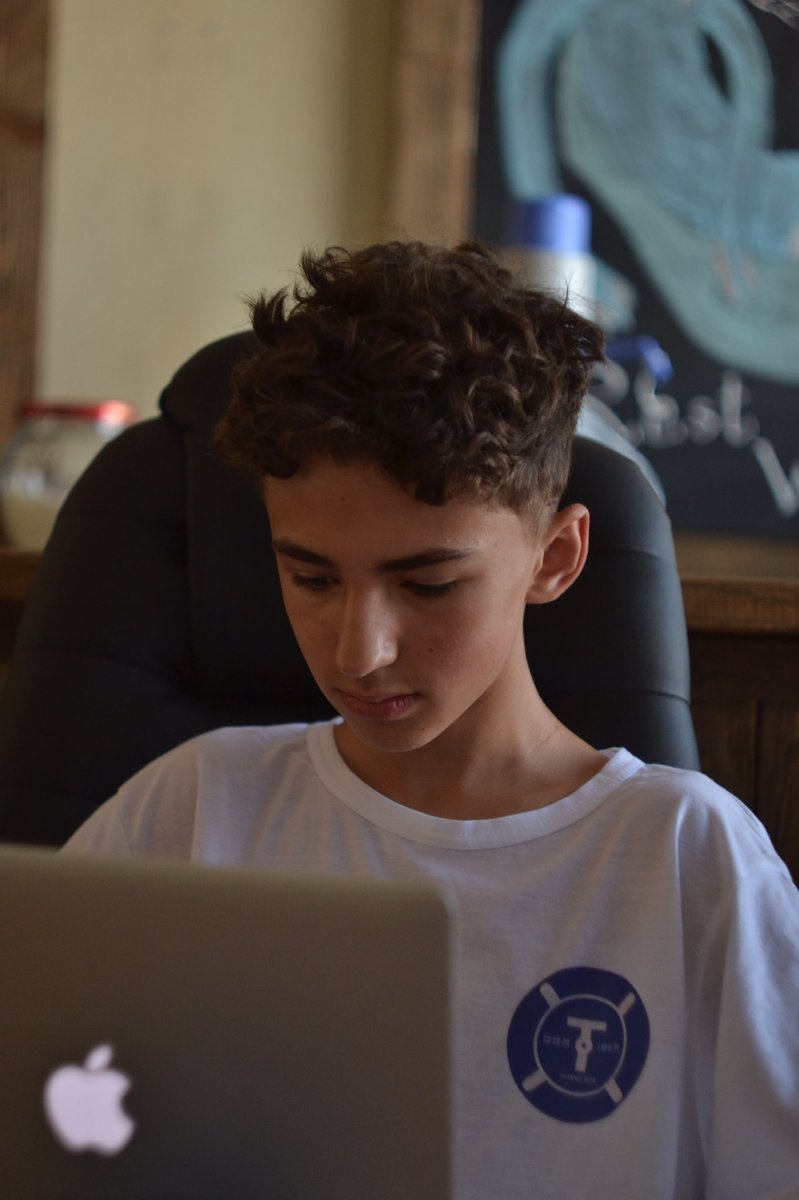 timerguardbox's tweet photo. Young and creative department is putting in the hard work.
#TRON #TRX #timerguardbox @europe_tron @justinsuntron @ShafrazShameel https://t.co/0Zj0uealMs