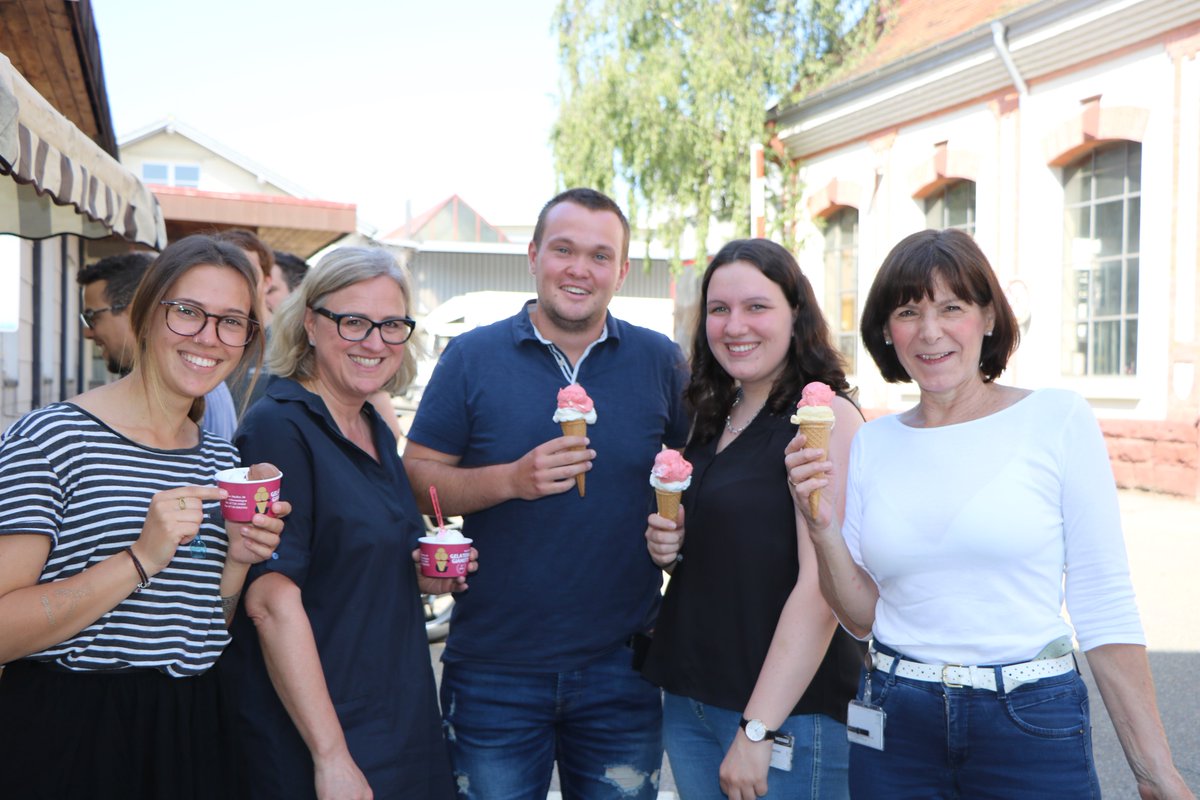 jgweisser's tweet photo. Bei den heißen Temperaturen durften sich unsere Mitarbeiter gestern eine zusätzliche Eispause gönnen. 

#eispause #Sommer #Hitze #Abkühlung #genuss https://t.co/5ZaBDW2fPg