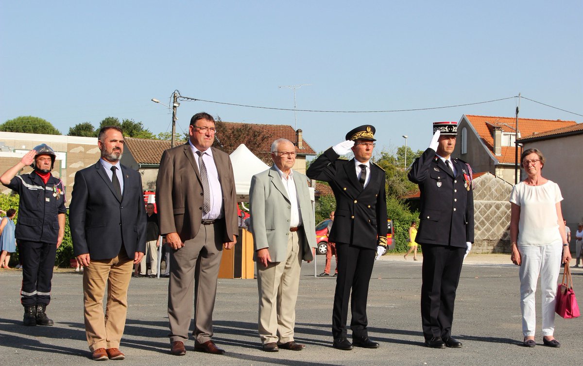 SDIS17's tweet photo. [passation de commandement]  
Moment solennel au centre de secours de #Montguyon Passation de commandement en présence des personnels du centre, du sous-préfet et des élus. Le commandant Gay passe la main au lieutenant Léger, non sans émotion. https://t.co/WekOkTLwgD