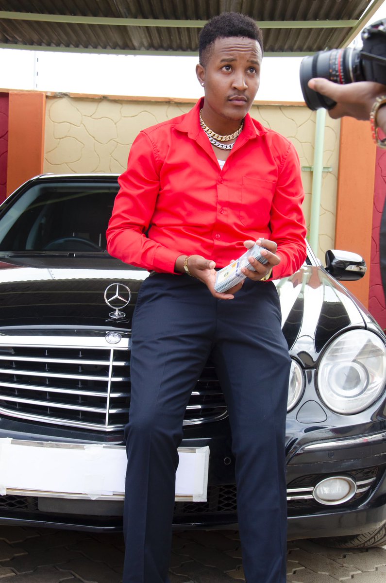 ian_smeezy's tweet photo. The BOSS himself.. i mean i can honestly say I’m proud of myself for everything I’ve done so far and more to come.Through hardwork persistence and God I’ll accomplish my goals and I’ll be proud of my success.
#Ball_Like_A_Boss #BOSS #BOSSY #Making_Moves #Smart_Gang #Turn_up_squad https://t.co/rUNkexpt5j