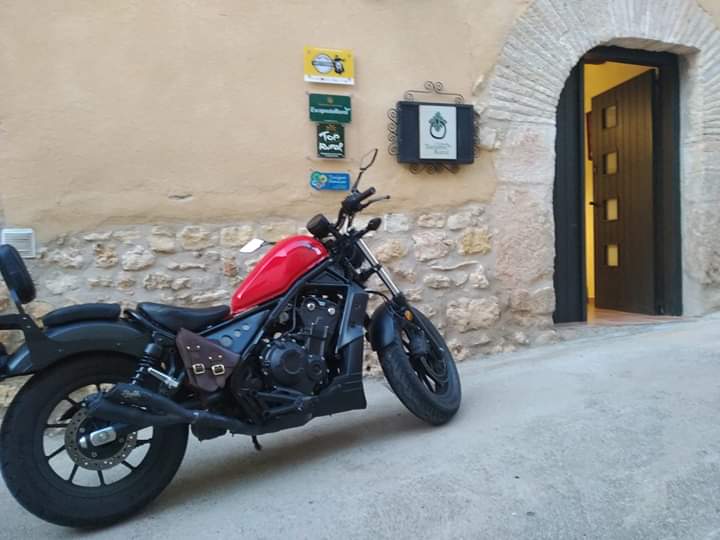 RUTAS MOTERAS🏍 #delBajoAragon | Establecimientos "motorbike friendly" alrededor de las 4️⃣ #RutasMoteras por nuestro territorio. 

⏩ Encuentra el distintivo del "Club de Producto": ventajas y comodidades para los motores. Como en la casa rural 📷Abaric  de #TurismoBajoAragón