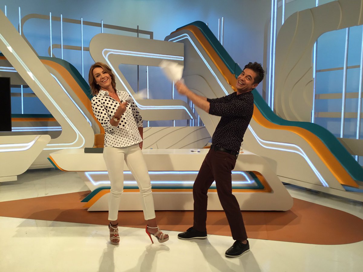 AntolinRomero's tweet photo. Abanicándo a @pepamolina72 con el guión!!!
Llevamos una refrescante brisa de
1️⃣6️⃣5️⃣9️⃣ empleos en empresas privadas y administraciones públicas!!!!
A las 9:30 pon @la2_tve !! https://t.co/5pUnNyNDHj