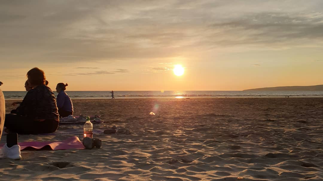 MayannMac's tweet photo. #sunsetyoga #bannabeach #midweekvibes https://t.co/QY3Hkea7c2