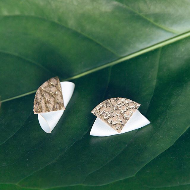 La petite Lili qui vous fait craquer 💙 Simple et élégante, elle va avec toutes les tenues! 
Plus que quelques unes de chaque en stock, à shopper sur le site via le 🔗 dans la bio - faites vous plaisir avant le départ du Toucan ✈️ #creationfrancaise #b… ift.tt/2ZR8RYg