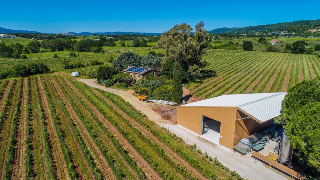 Vineatransac's tweet photo. #PROVENCE - Rare - Propriété viticole de 10 ha en appellation #CôtesdeProvence. Maison en pierre de 120 m² avec de grandes remises. Cave de vinification très récente. En reconversion Bio depuis un an.
A voir absolument, une propriété rare en Provence: https://t.co/WeCALSLZQZ https://t.co/aHSI9EMbiW