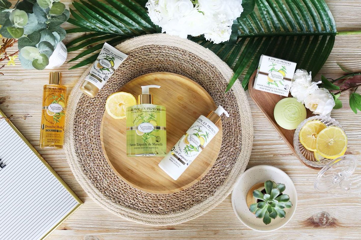 JeanneProvence's tweet photo. ☕¡Buenos días!
¡Damos la bienvenida al verano con nuestra Gama Verveine Agrumes!
☀️ 🏄‍♀️ La combinación Verbena Citrus es un “Must have”.
🍋🍊 De venta actualmente en Carrefour, tiendas Caprabo con sección de “Mundo Natural”. También en la PLANTA BAJA de El Corte Inglés. https://t.co/bMaj0IIfj5
