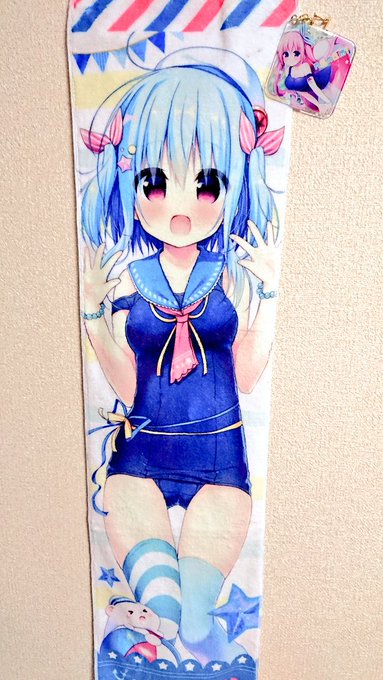 グッズのサンプルが届きはじめた!チャームとマフラータオル!どっちも印刷きれいだし思ってたよりも大きかった!あとタオルめっちゃふわふわ!!写真とるのへた!! 