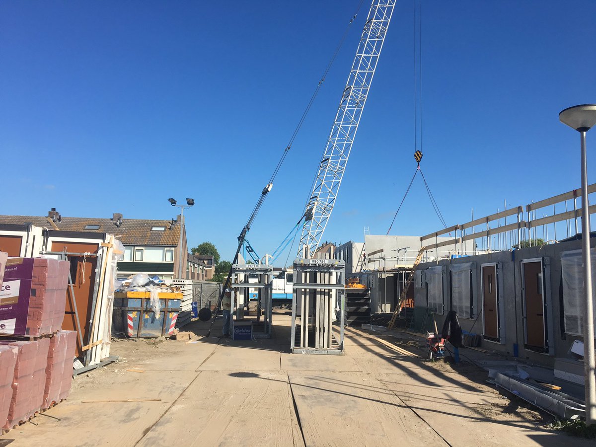 ArianKleijn's tweet photo. De bouw van 20won Wee Weneestraat voor @MaasdeltaGroep in @gemeenteHsluis loopt als een trein! Strakke organisatie door @Gavin van Londen! @WaalBouw #maakiQ #SCT https://t.co/iJb8aMO8LO