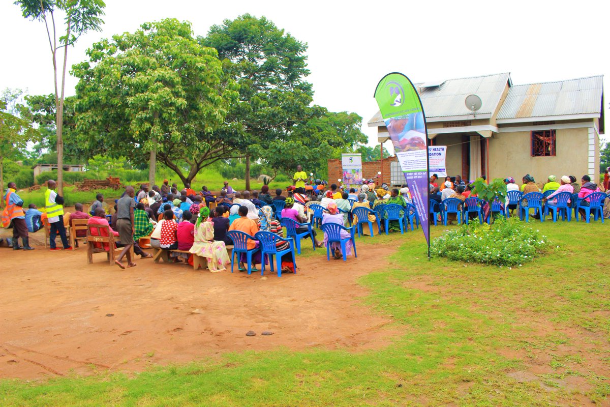 KyomuhendSyliva's tweet photo. Distance isn’t the only barrier to getting #MCHCs in Uganda's remote villages. @health_infants works with community advocates to dispel myths & make sure families & communities know the life-saving benefits of routine maternal child healthcare services throughout every pregnancy. https://t.co/hhzFNpFxY4