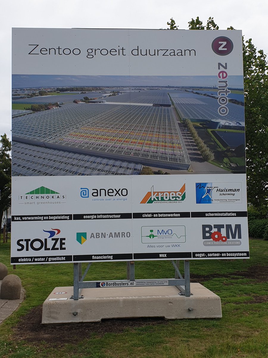 Gisteren is door 3 generaties Middelburg de eerste paal geslagen voor het nieuwbouwproject van chrysantenkwekerij Midbos in Maasdijk. Een mooi moment om bij stil te staan met een proost op een voorspoedige bouw. Wij mogen hier de kas en de verwarmingsinstallatie gaan realiseren.