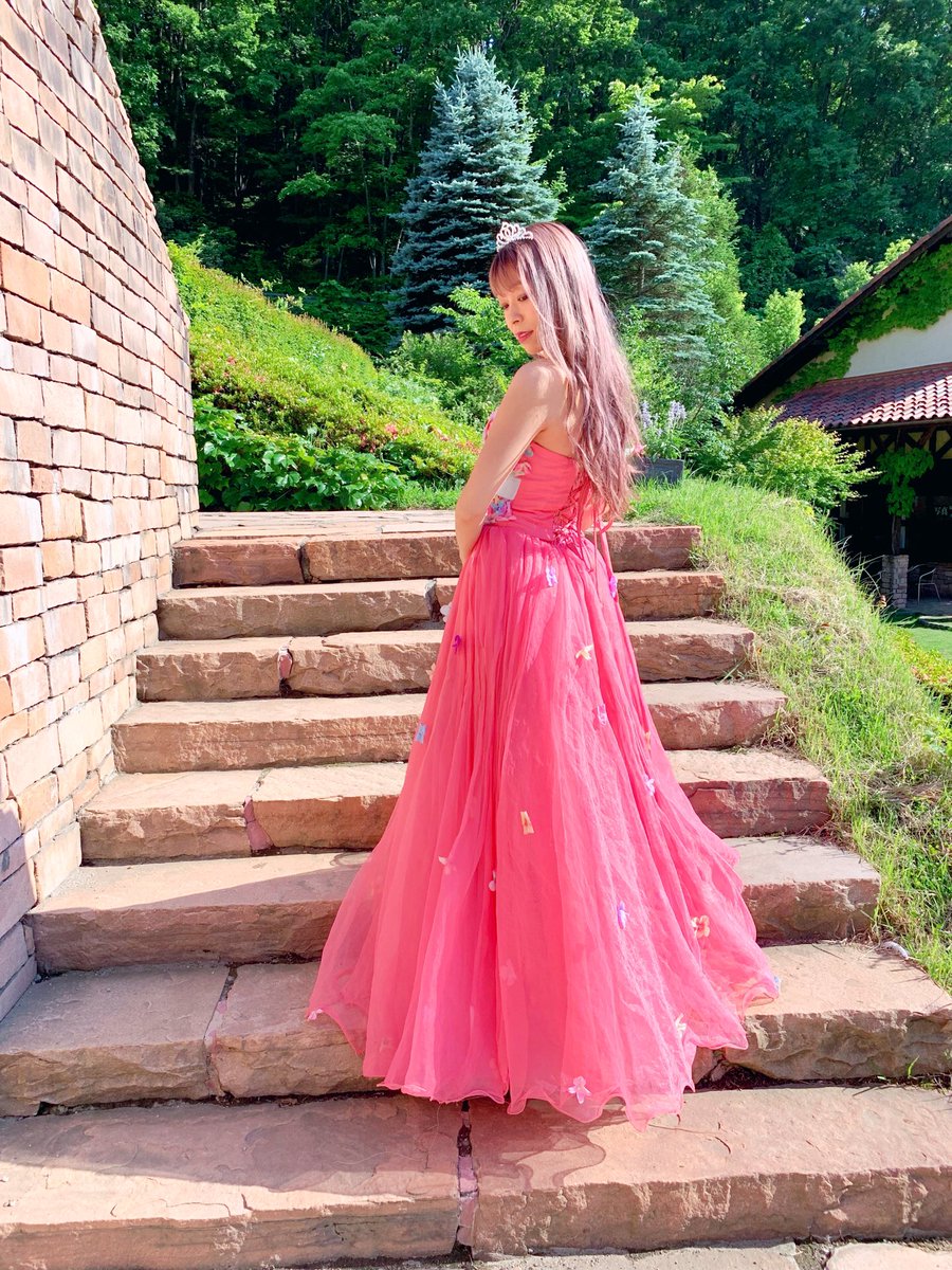 ট ইট র えりちゃん 念願のロックハート城へ ずっとやりたかったプリンセス体験 これが似合うと思う って言ってくれたからこのドレスにしました 天気良くてとっっっても楽しかった やっぱり一眼欲しくなっちゃううう 次は違う色のドレス着たいな